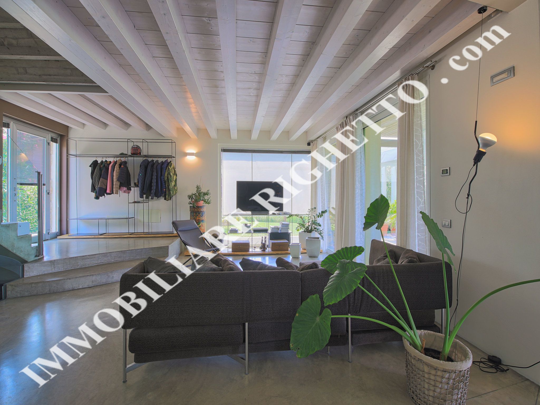 Immobilien zum Verkauf anbieten Moderne freistehende Villa mit HERRLICHEM BLICK AUF DEM SEE.