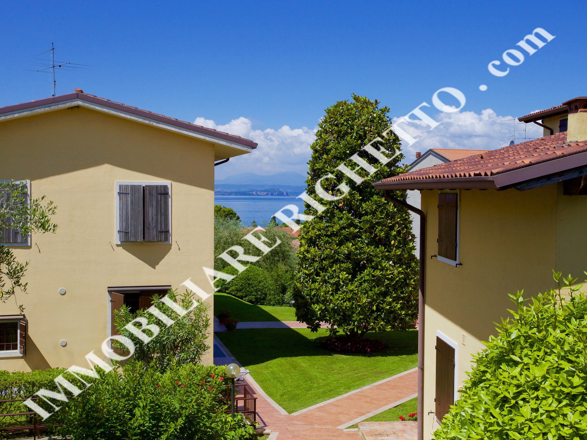 offer property for sale Spacious two-room flat 300 metres from the Lake.