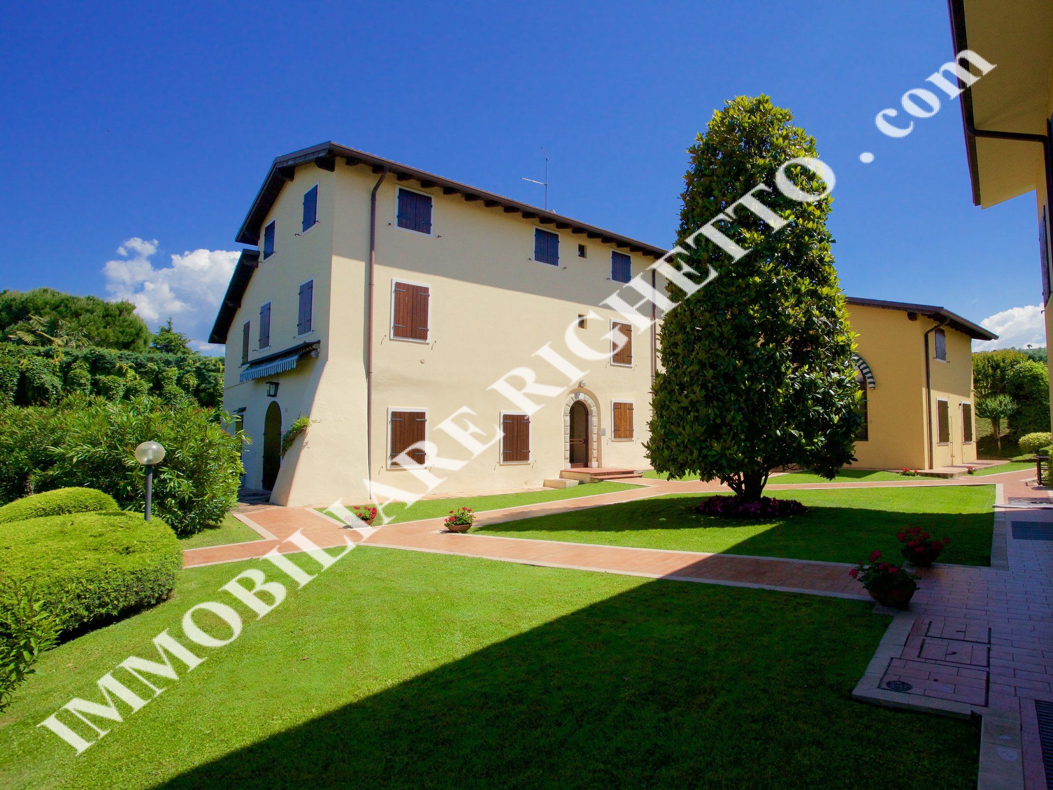 offer property for sale Spacious two-room flat 300 metres from the Lake.