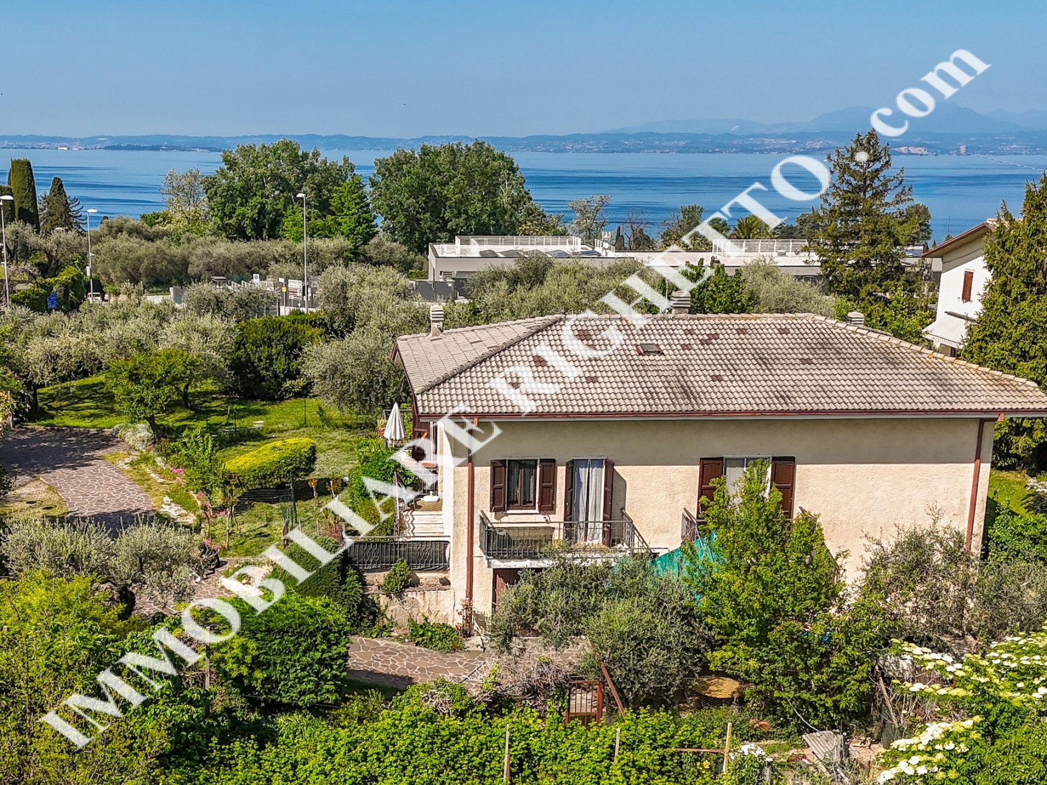 offerta immobile in vendita Spaziosa villa singola immersa nel verde.