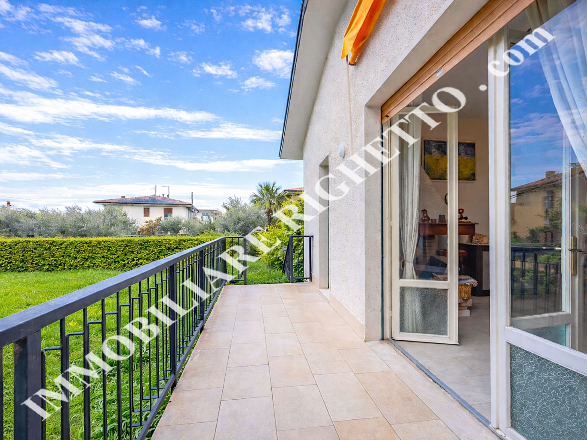 Immobilien zum Verkauf anbieten Geräumiges Einfamilienhaus, wenige Schritte vom See entfernt.