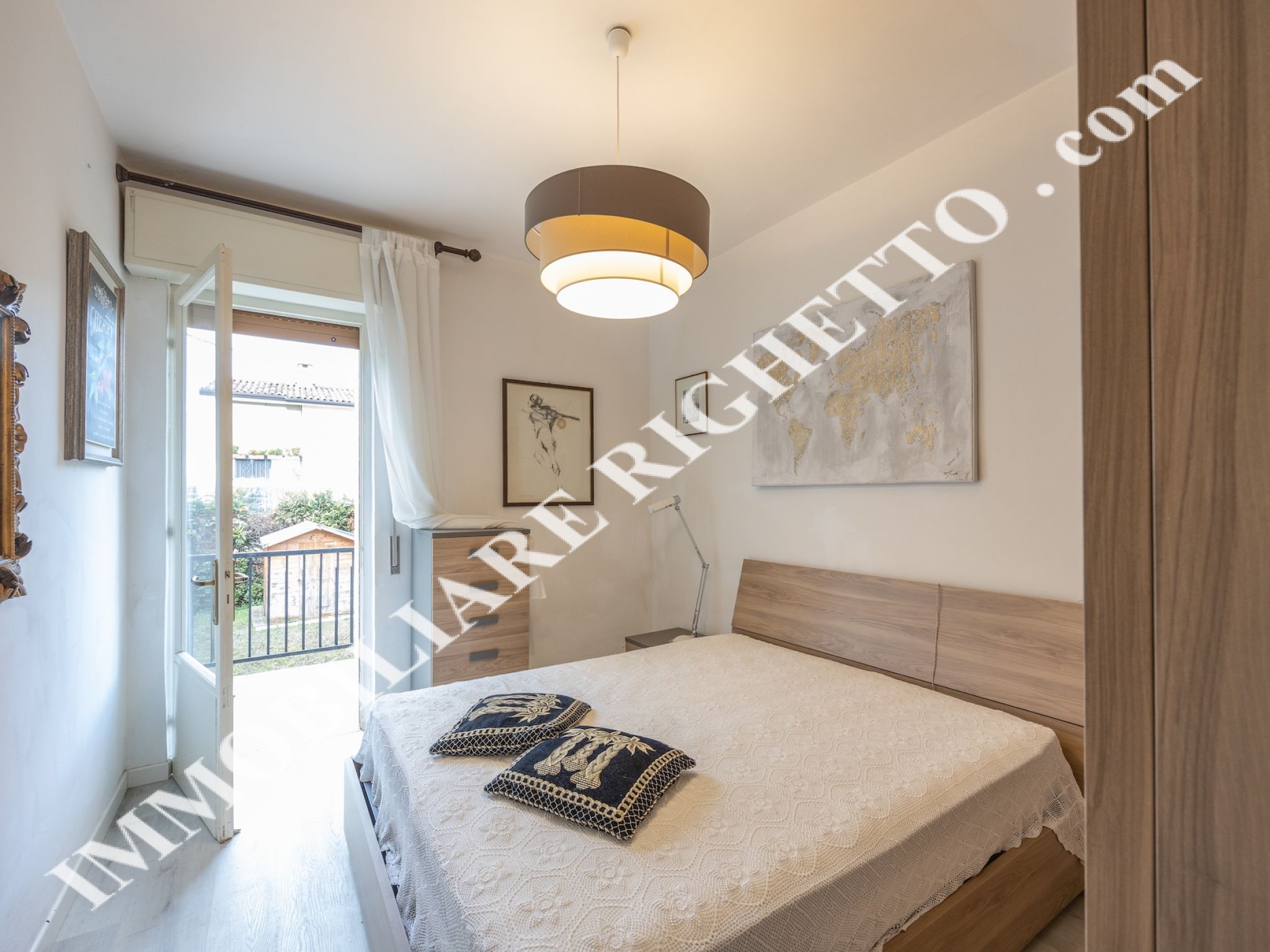 Immobilien zum Verkauf anbieten Geräumiges Einfamilienhaus, wenige Schritte vom See entfernt.