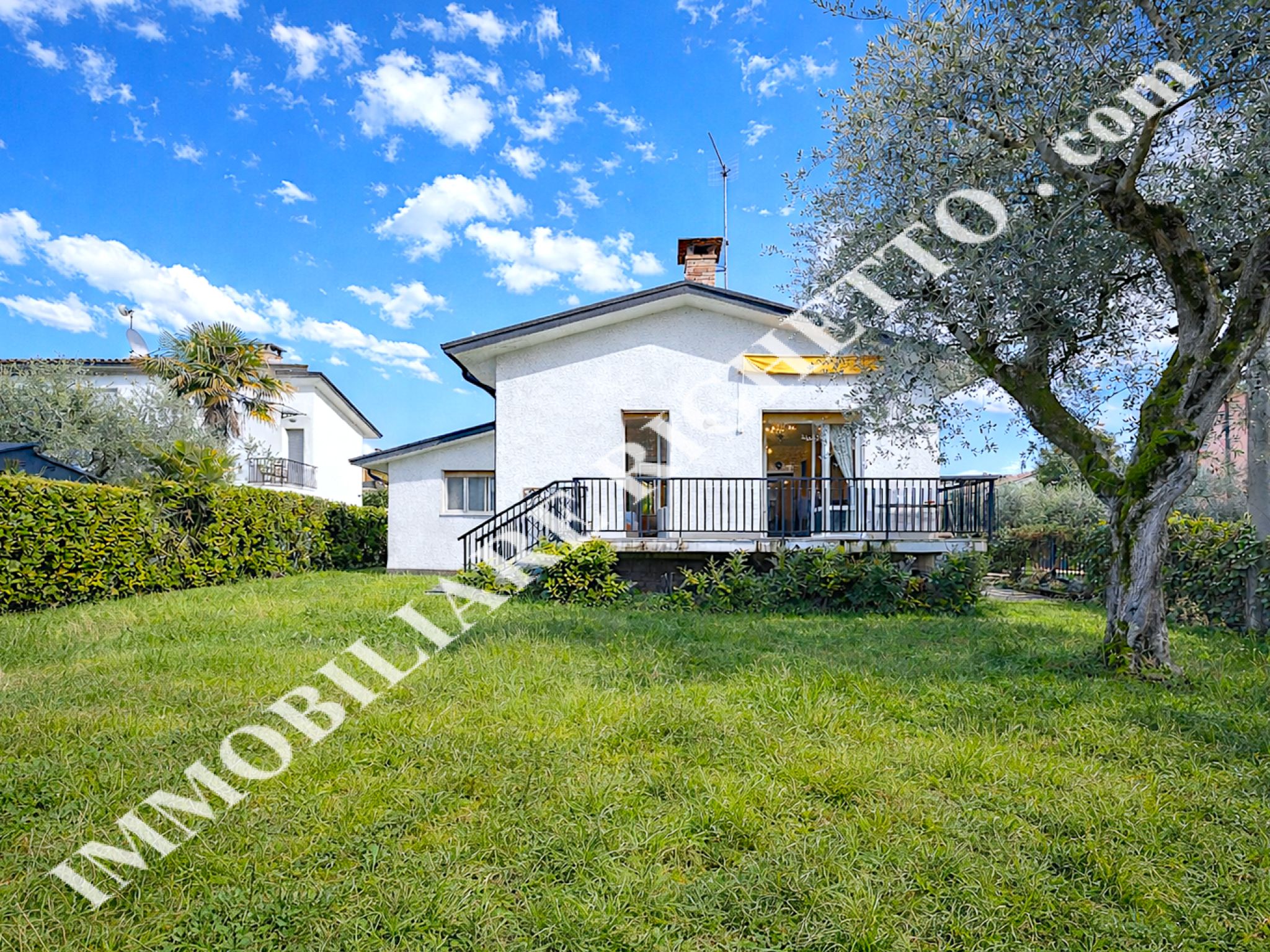 Immobilien zum Verkauf anbieten Geräumiges Einfamilienhaus, wenige Schritte vom See entfernt.