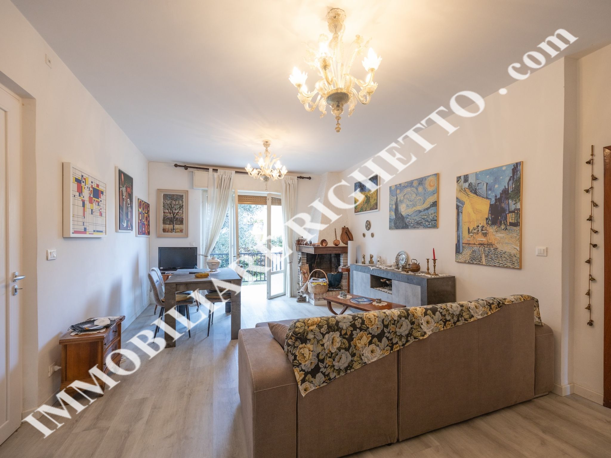 Immobilien zum Verkauf anbieten Geräumiges Einfamilienhaus, wenige Schritte vom See entfernt.