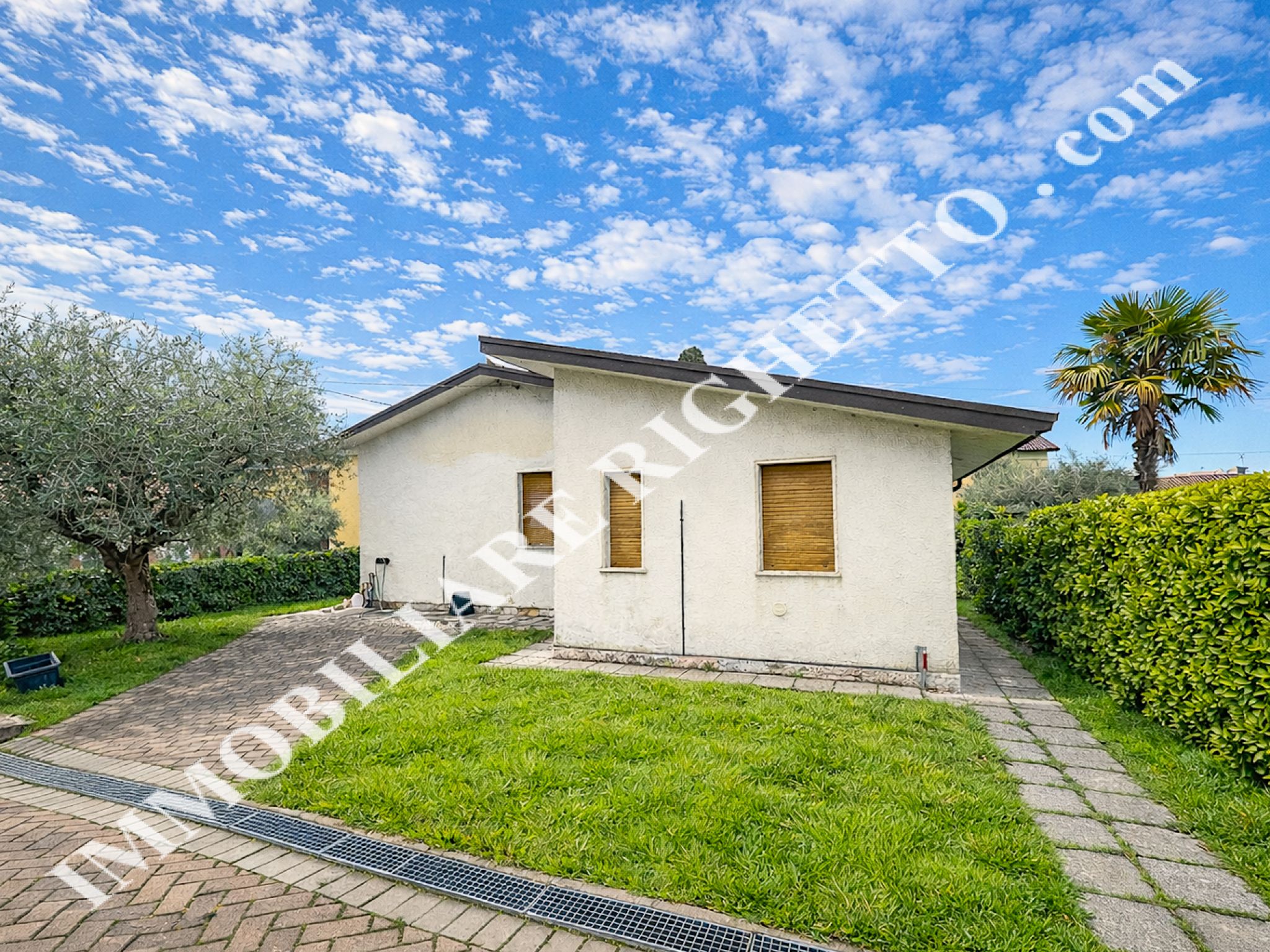 Immobilien zum Verkauf anbieten Geräumiges Einfamilienhaus, wenige Schritte vom See entfernt.