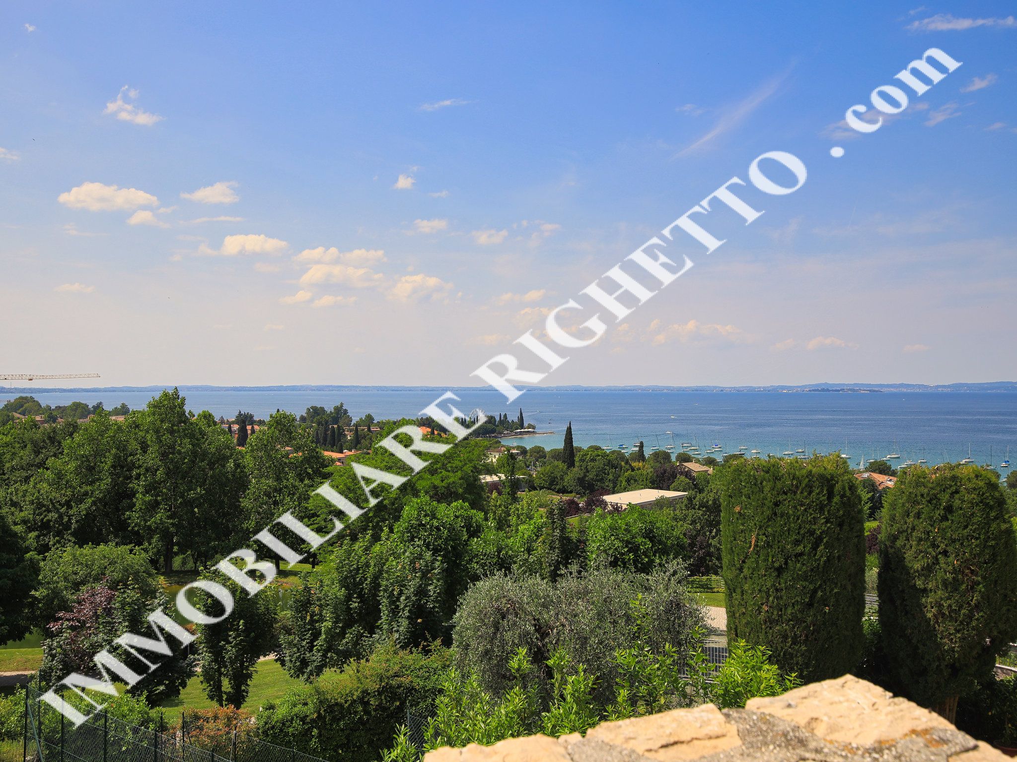 bieten Immobilien zum Verkauf Moderne freistehende Villa mit HERRLICHEM BLICK AUF DEM SEE.