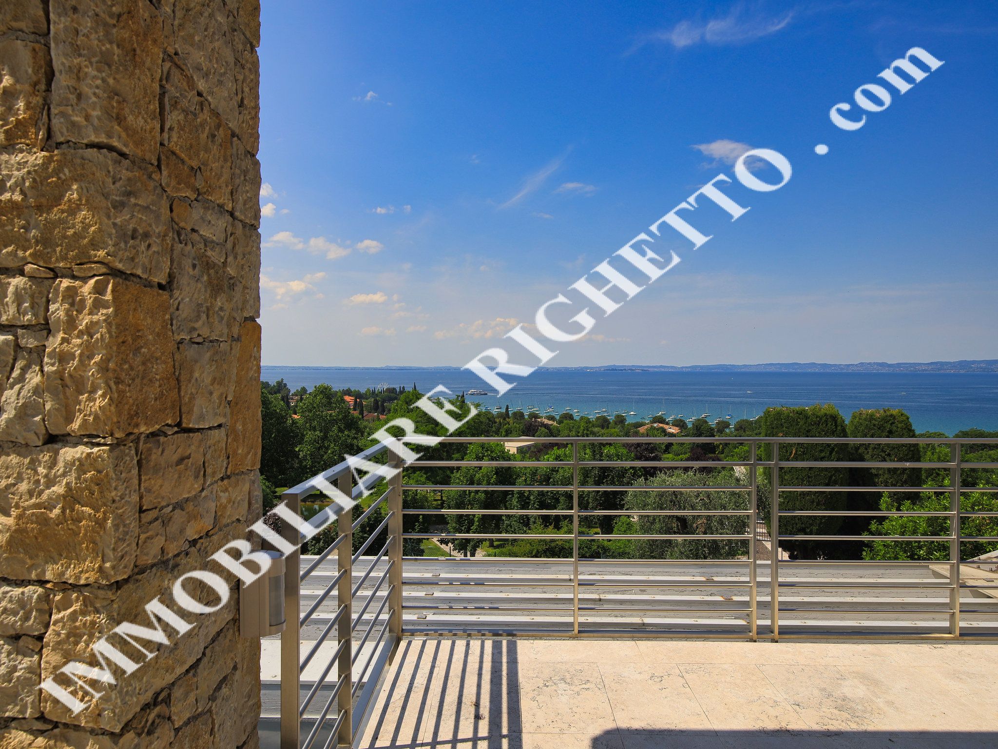 Immobilien zum Verkauf anbieten Moderne freistehende Villa mit HERRLICHEM BLICK AUF DEM SEE.