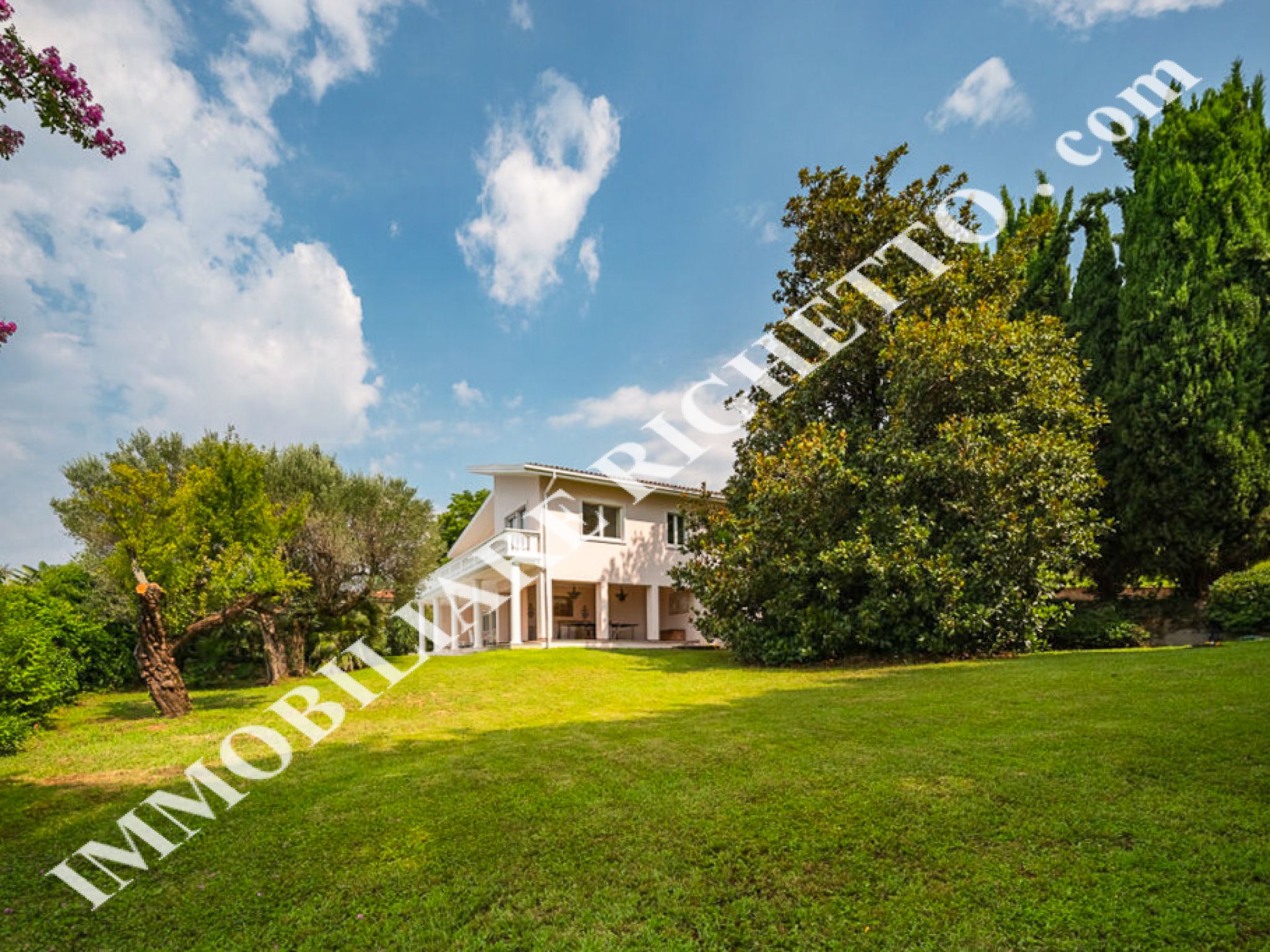 offer property for sale Charming detached villa with pool.
