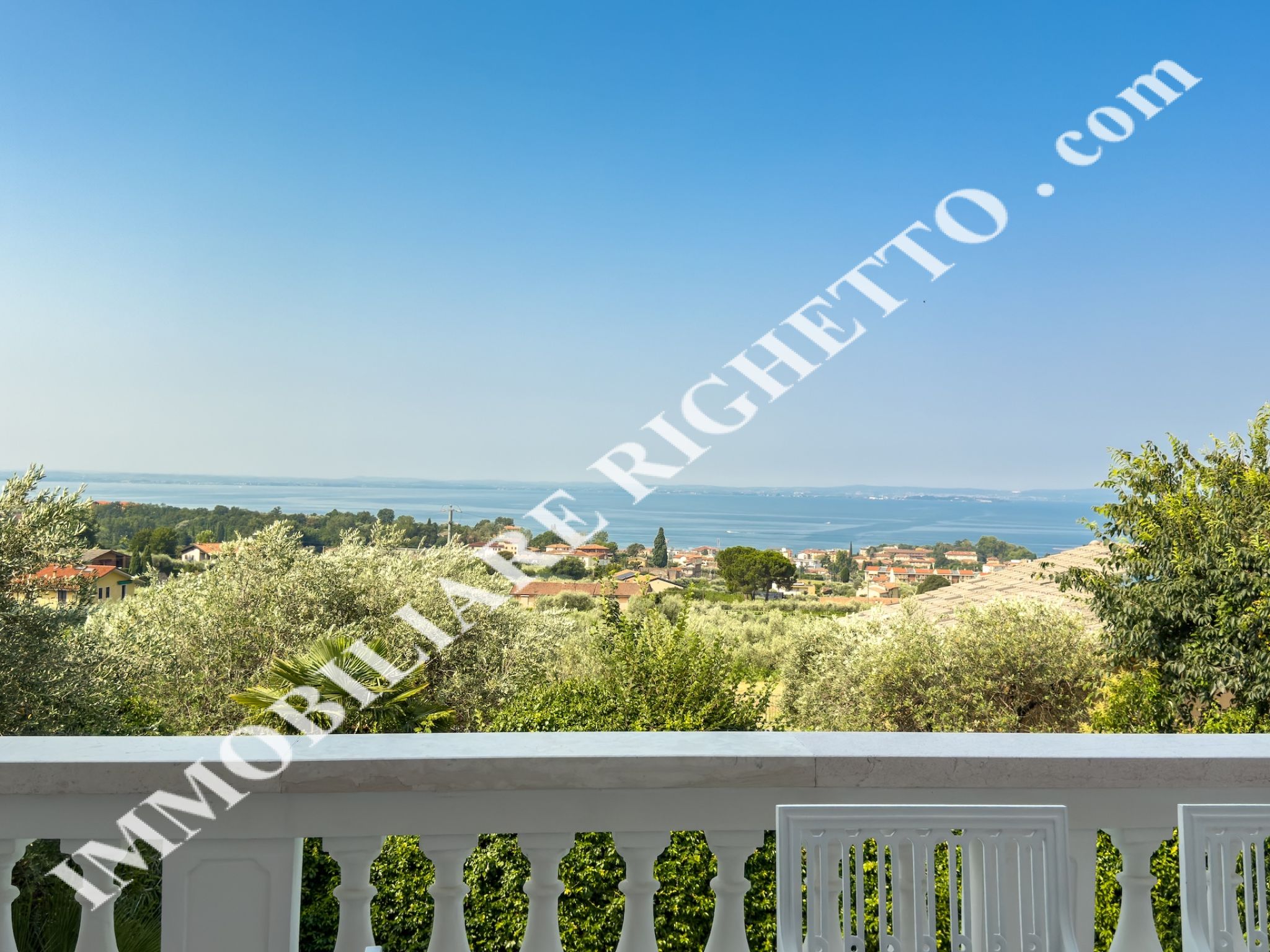 offer property for sale Charming detached villa with pool.