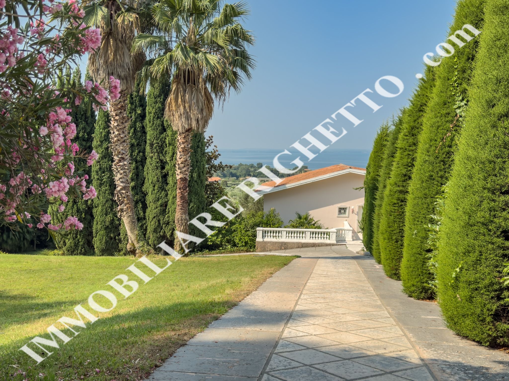 offer property for sale Charming detached villa with pool.