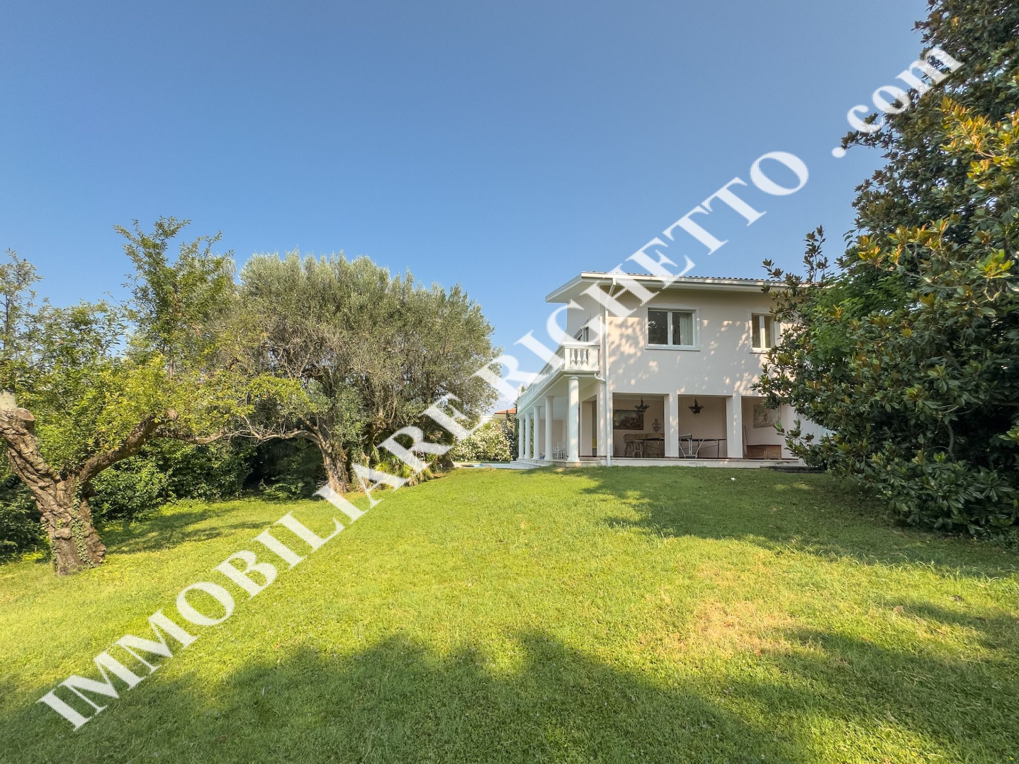 offer property for sale Charming detached villa with pool.