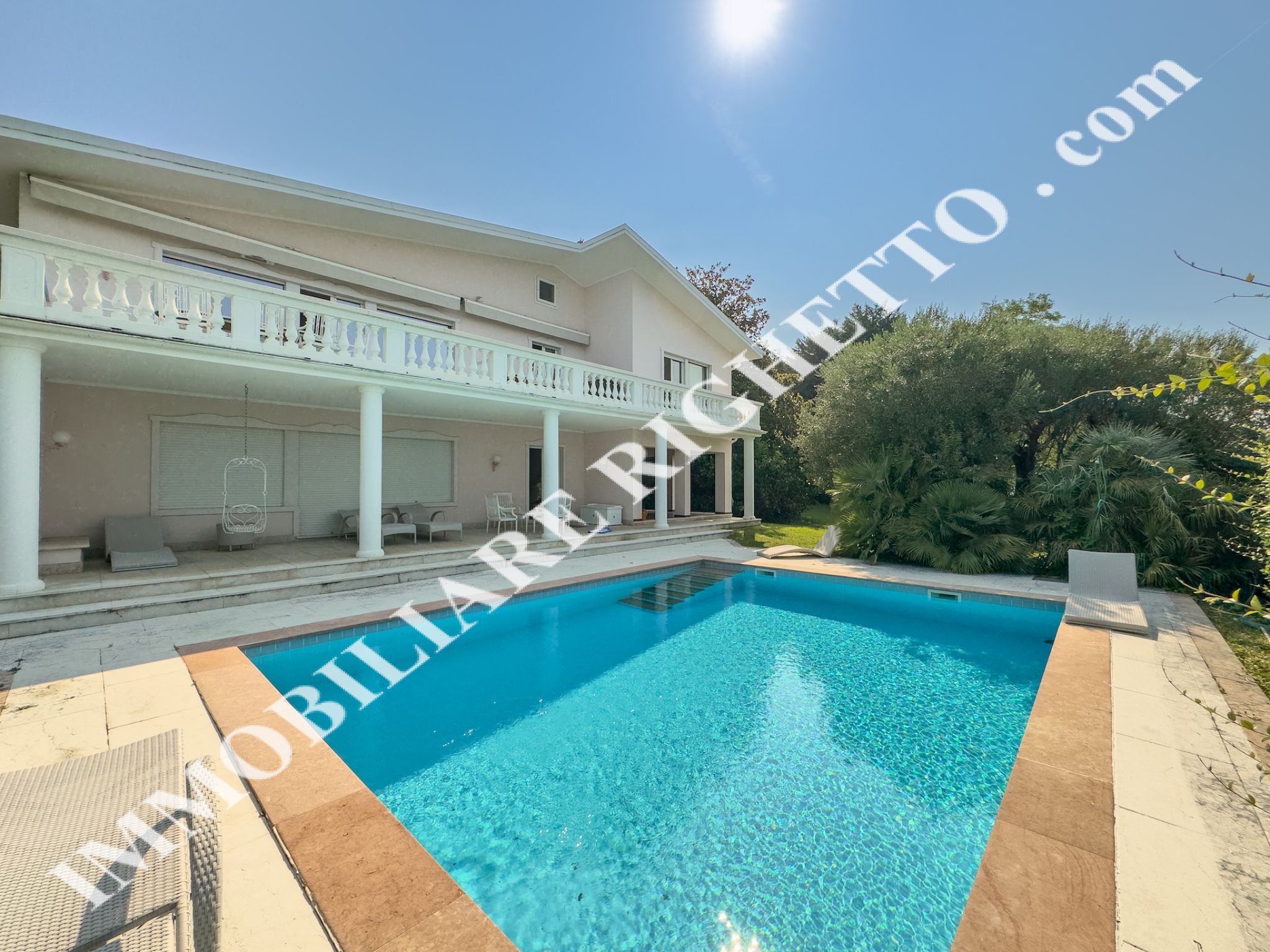 offer property for sale Charming detached villa with pool.