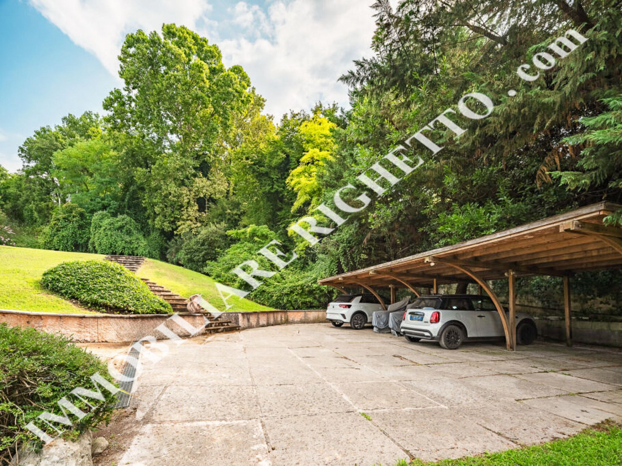 offer property for sale Charming detached villa with pool.