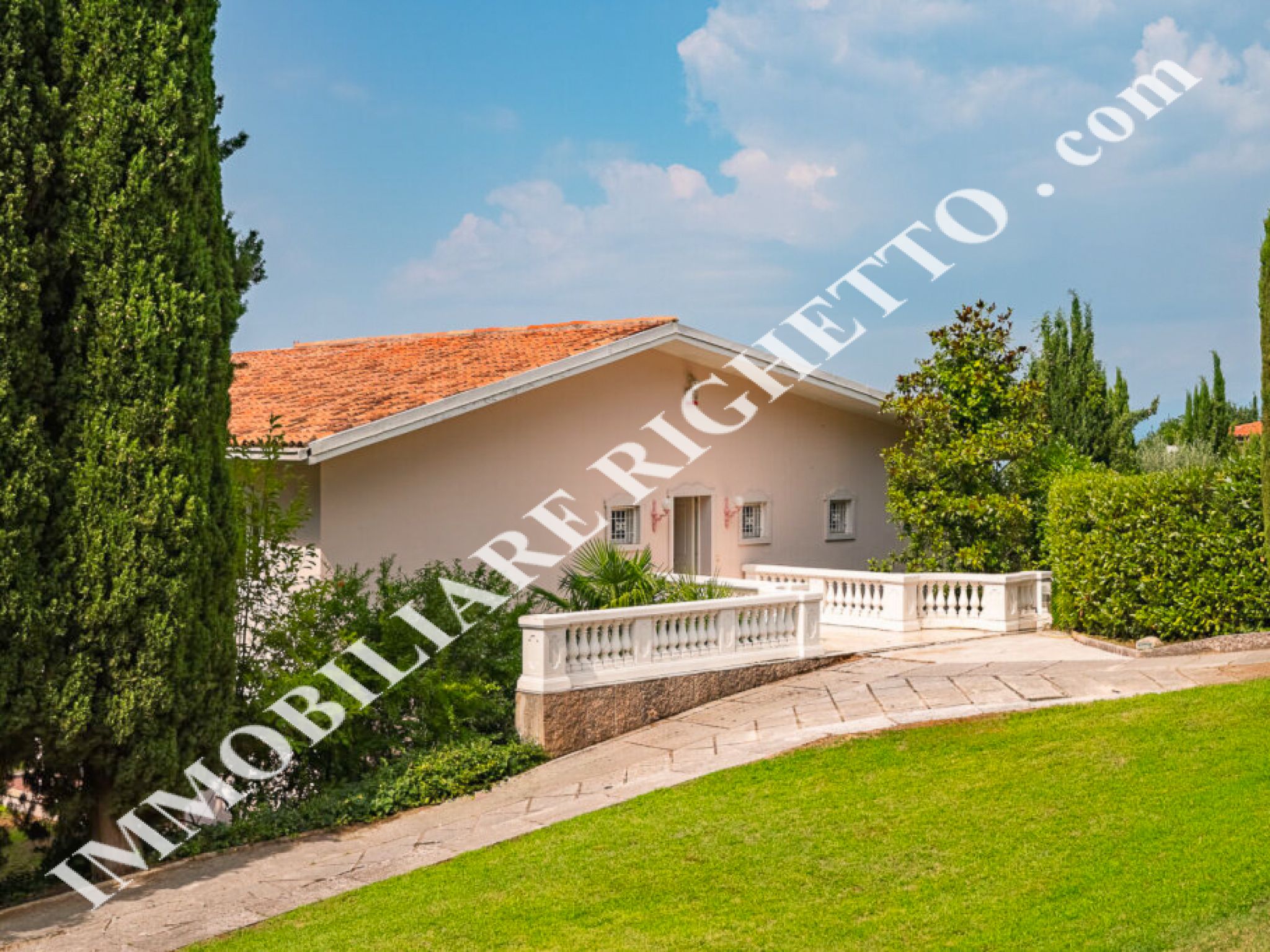 offer property for sale Charming detached villa with pool.