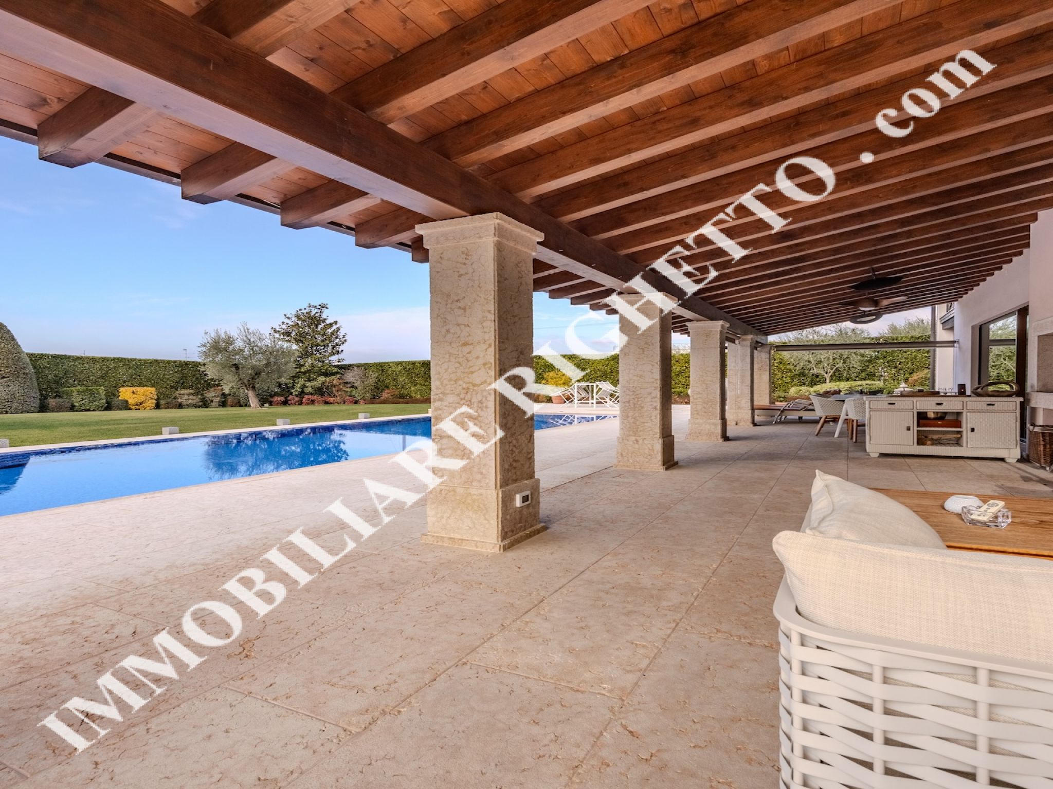 offerta immobile in vendita Splendida villa con piscina, a due passi dal Lago.