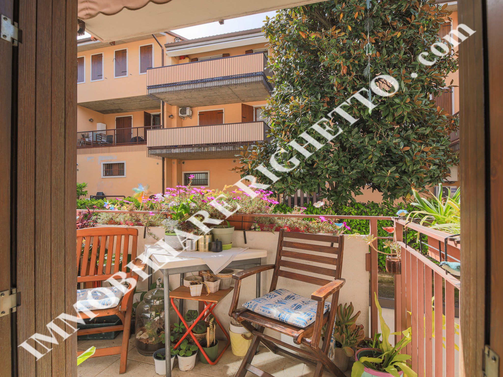 offer property for sale Two-room flat in residence with swimming pool.