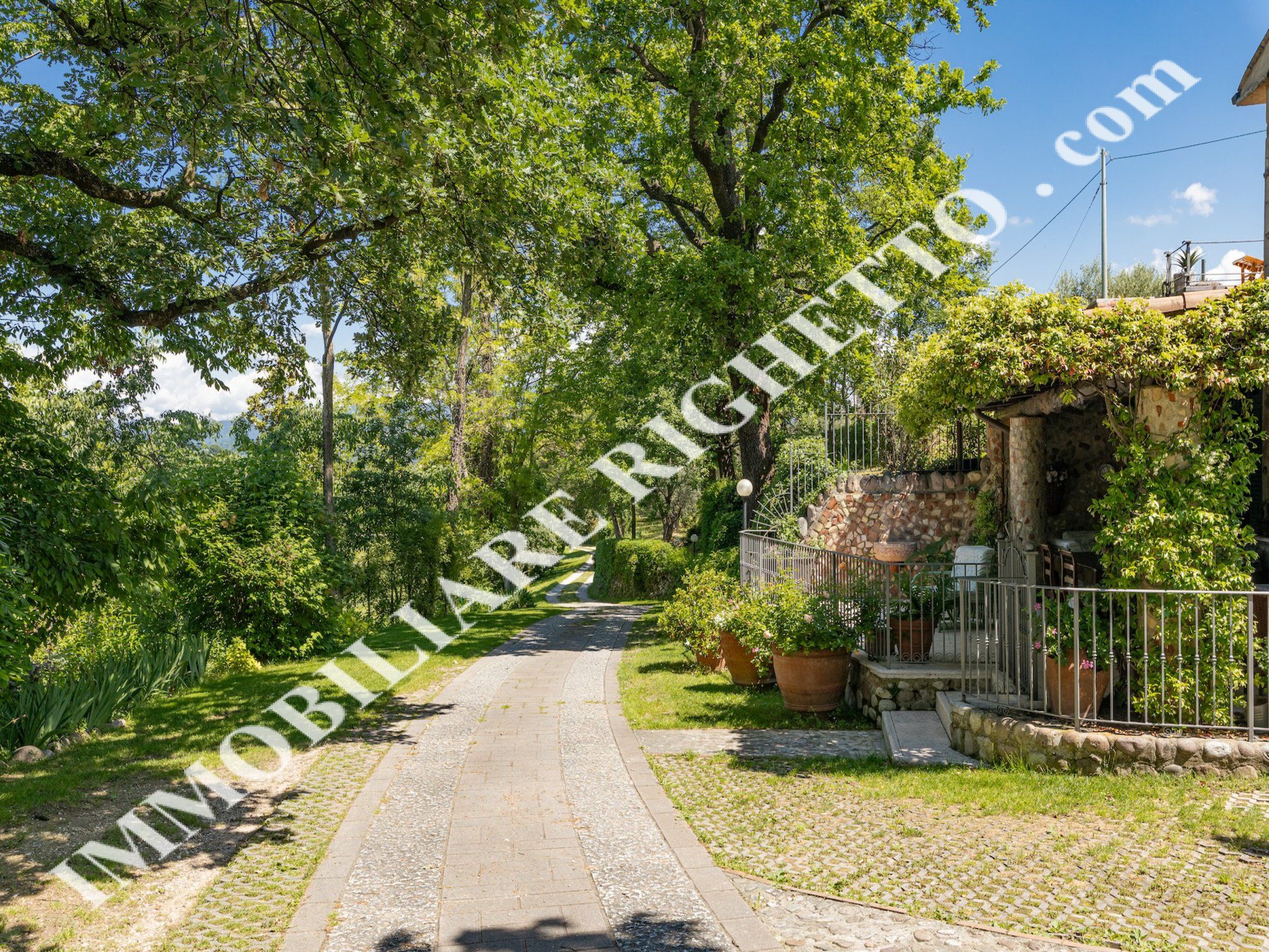 Immobilien zum Verkauf anbieten Prächtiges historisches Anwesen inmitten der Natur.