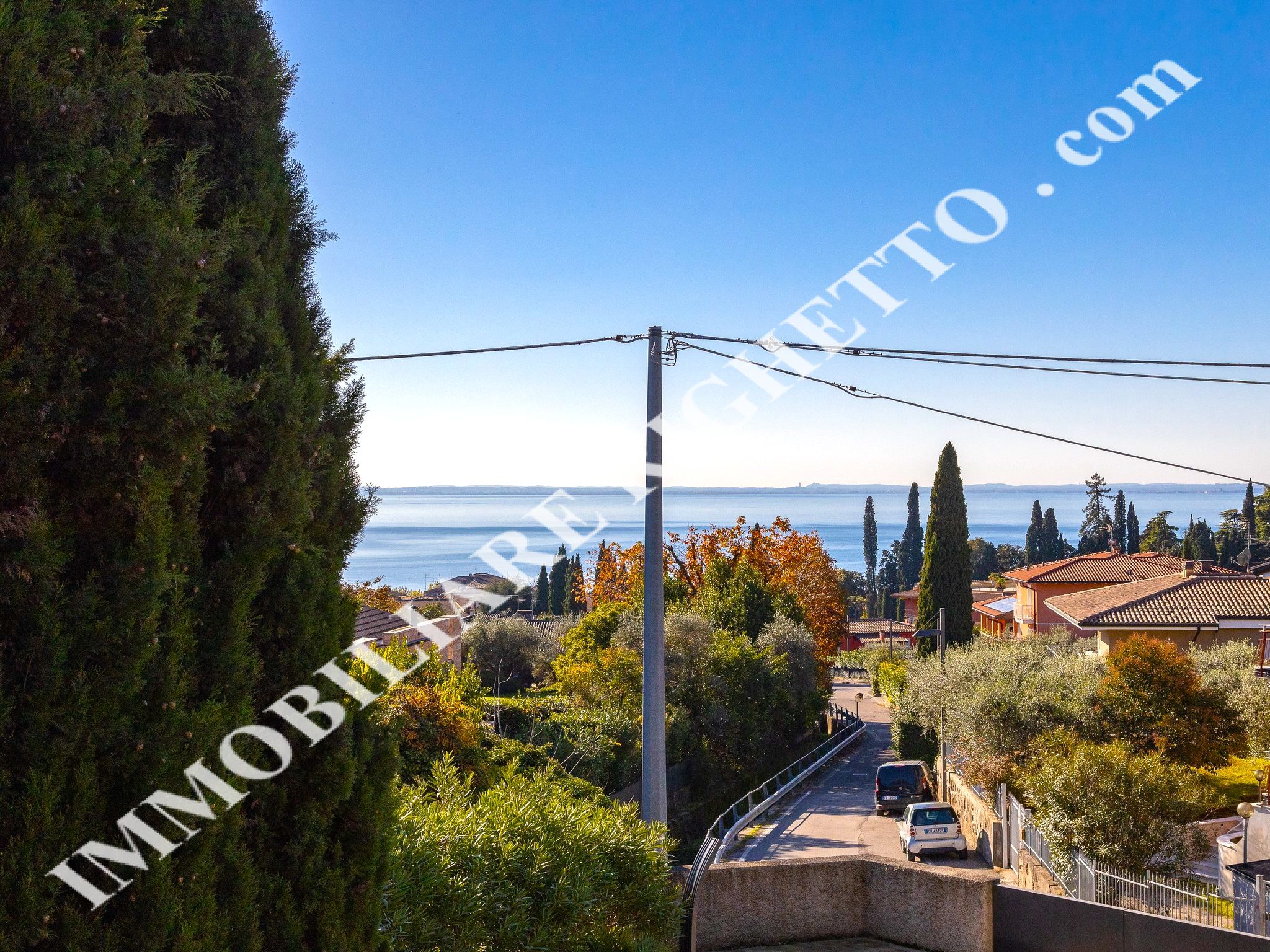 Immobilien zum Verkauf anbieten Dreizimmerwohnung mit großer Terrasse und SEEBLICK.